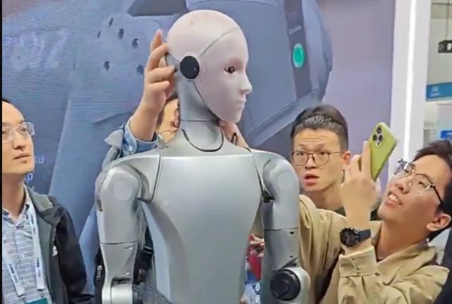 Unitree H2 Humanoid Debuts at IROS 2025, Skips LiDAR