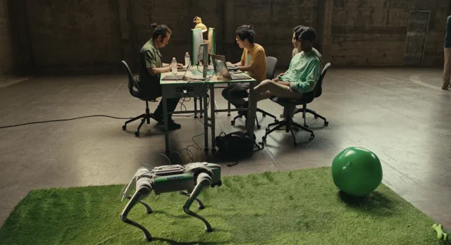 Az Anthropic Claude AI új trükköket tanít egy robotkutyának