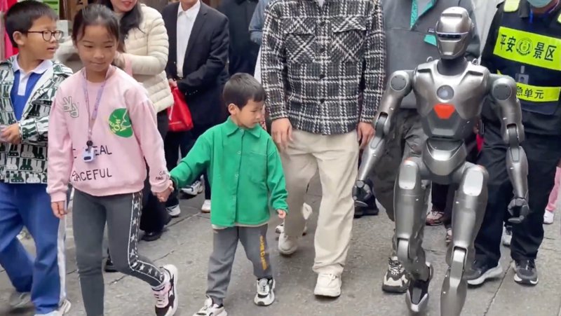 EngineAI's PM01 Humanoid Robot Debuts at Just £13,700