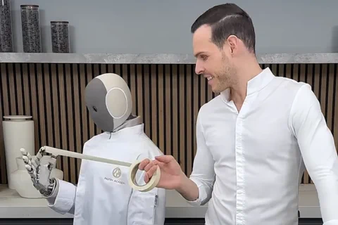 1X NEO Robot Bakes a Cake With a Star Chef