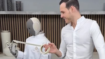 1X NEO Robot Bakes Cake with Star Chef