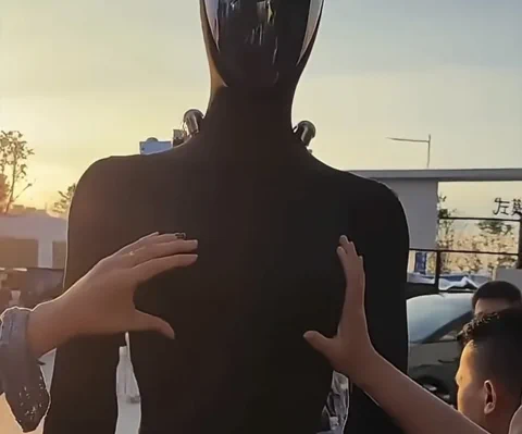 XPeng Robot Endures Public Reality Check