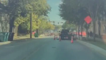 Tesla FSD 14 dodges oncoming bus