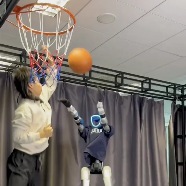 Unitree G1 robot can dunk a basketball!