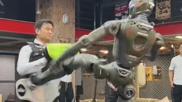EngineAI CEO Gets Kicked By T800 Robot to Prove It's Real