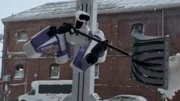 Reflex Robot Swaps Warehouse for Winter Snow Shovelling