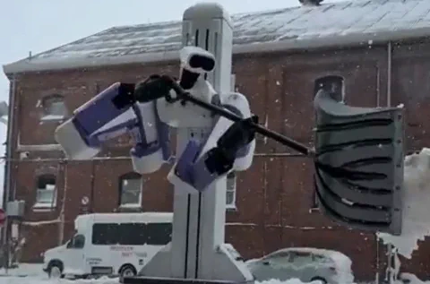 Reflex Robot Swaps Warehouse for Winter Snow Shovelling