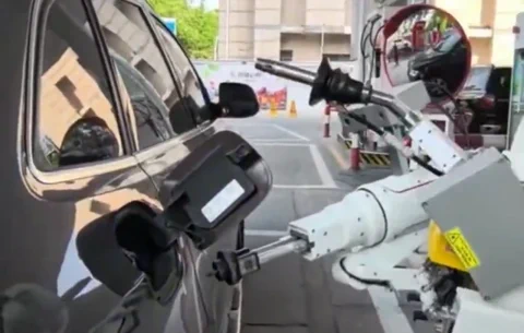 Sinopec Robot Fills Petrol Tank in Two Minutes Flat