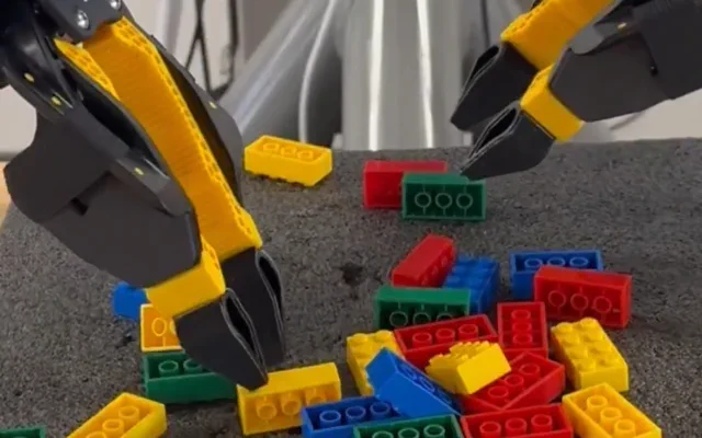 Robot egyetlen próbálkozásra tökéletesen összerak Lego-t